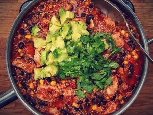 Easy Southwest Chicken Dinner - This delicious easy one pot meal, loaded in protein, good carbs and fibre. I made this healthy meal in 15 min - Forever Fit