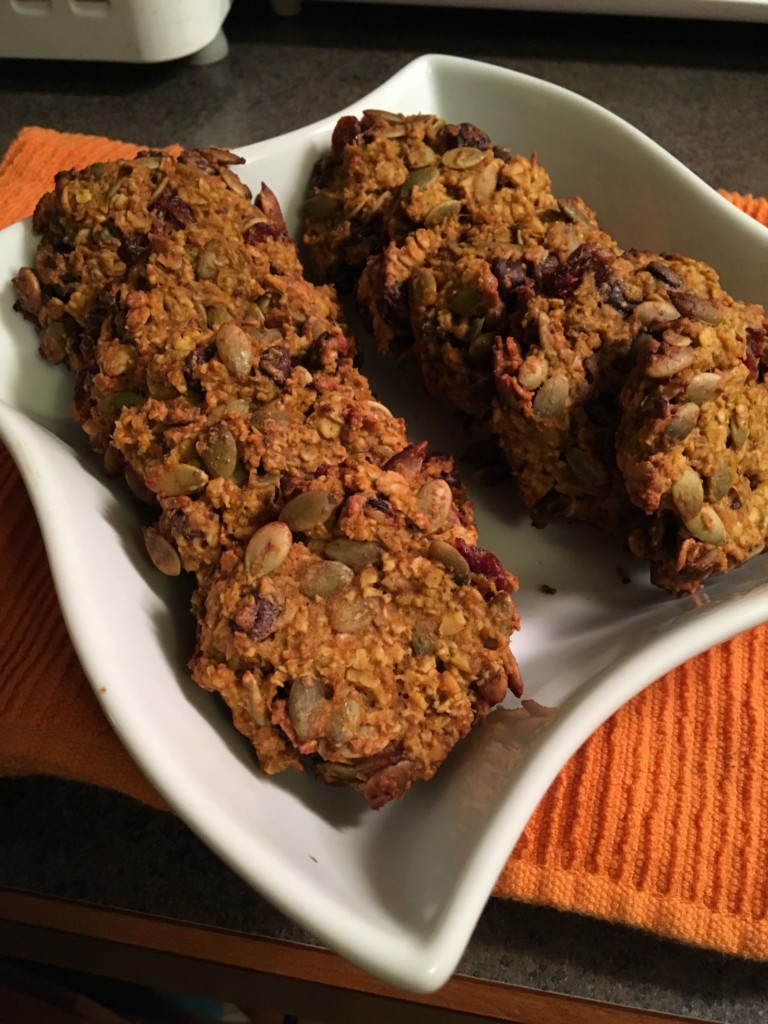 It’s hard to believe but these oatmeal pumpkin protein cookies are gluten free, processed sugar free and dairy free. Pumpkin, oats, pumpkins seeds and eggs. It’s like your breakfast porridge in a cookie : ) Eat, enjoy … guilt free : ) Forever Fit, Cowichan Valley